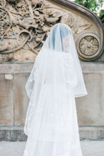 Load image into Gallery viewer, Genevieve Circle Veil