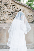 Load image into Gallery viewer, Genevieve Circle Veil