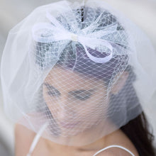 Load image into Gallery viewer, Adrianna Bow Veil
