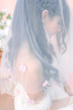 Load image into Gallery viewer, Krissy Floral Veil
