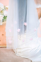 Load image into Gallery viewer, Krissy Floral Veil
