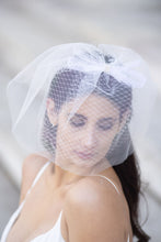 Load image into Gallery viewer, Adrianna Bow Veil
