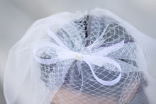 Load image into Gallery viewer, Adrianna Bow Veil
